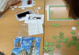 uczniowie układają puzzle, cerkiew im. A. Newskiego